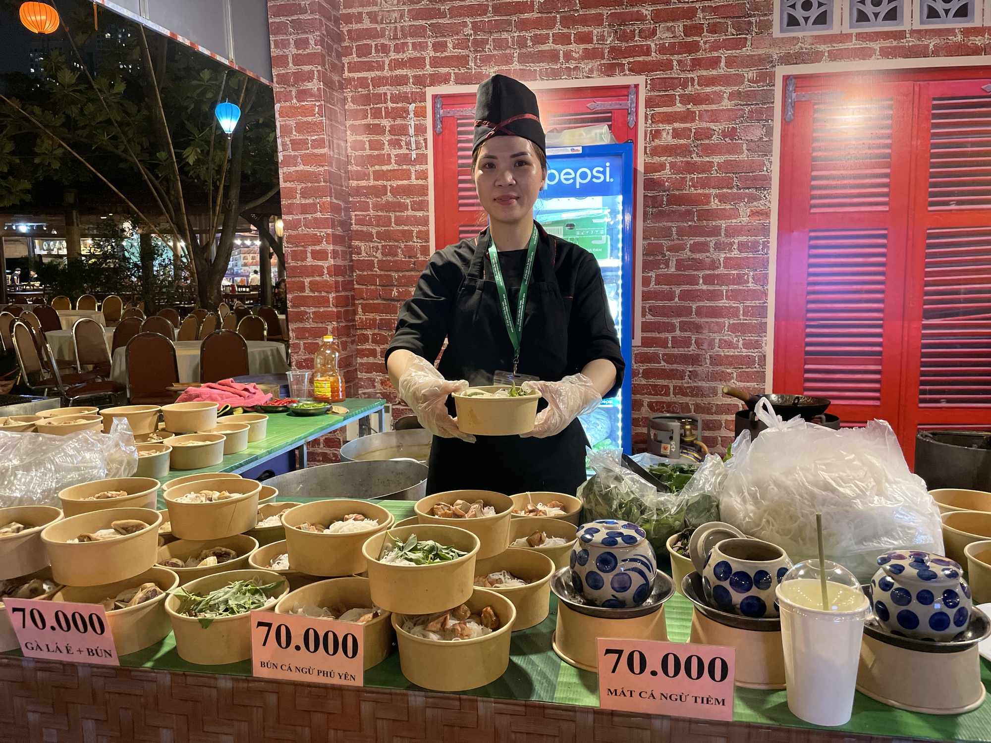 Người Sài Gòn thích thú thưởng thức hàng trăm đặc sản 3 miền: Quá ngon, không thiếu món nào hết! - Ảnh 5.