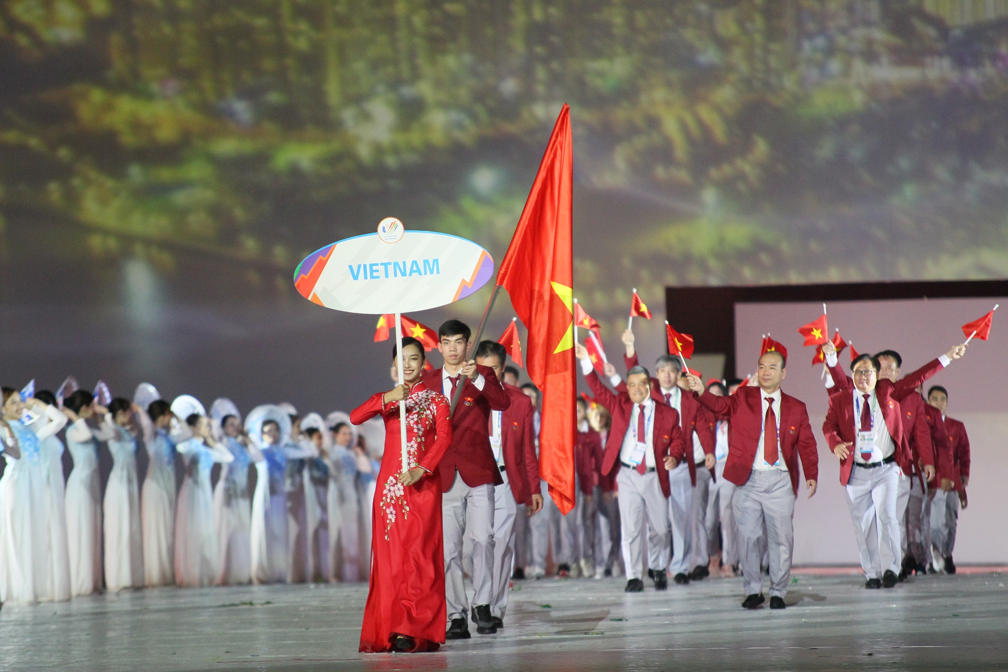 SEA Games 32: &quot;Kình ngư&quot; Nguyễn Huy Hoàng nói gì khi vinh dự cầm cờ của TTVN? - Ảnh 2.