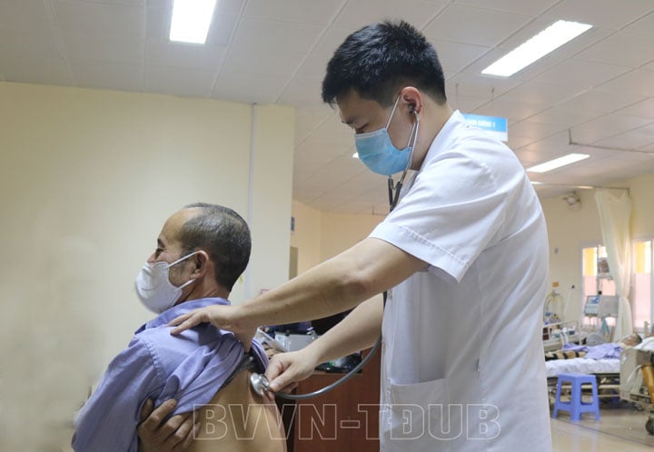 Từng bị ngộ độc so biển vẫn cố ăn, một nam giới liệt cơ hô hấp, nguy kịch - Ảnh 1.