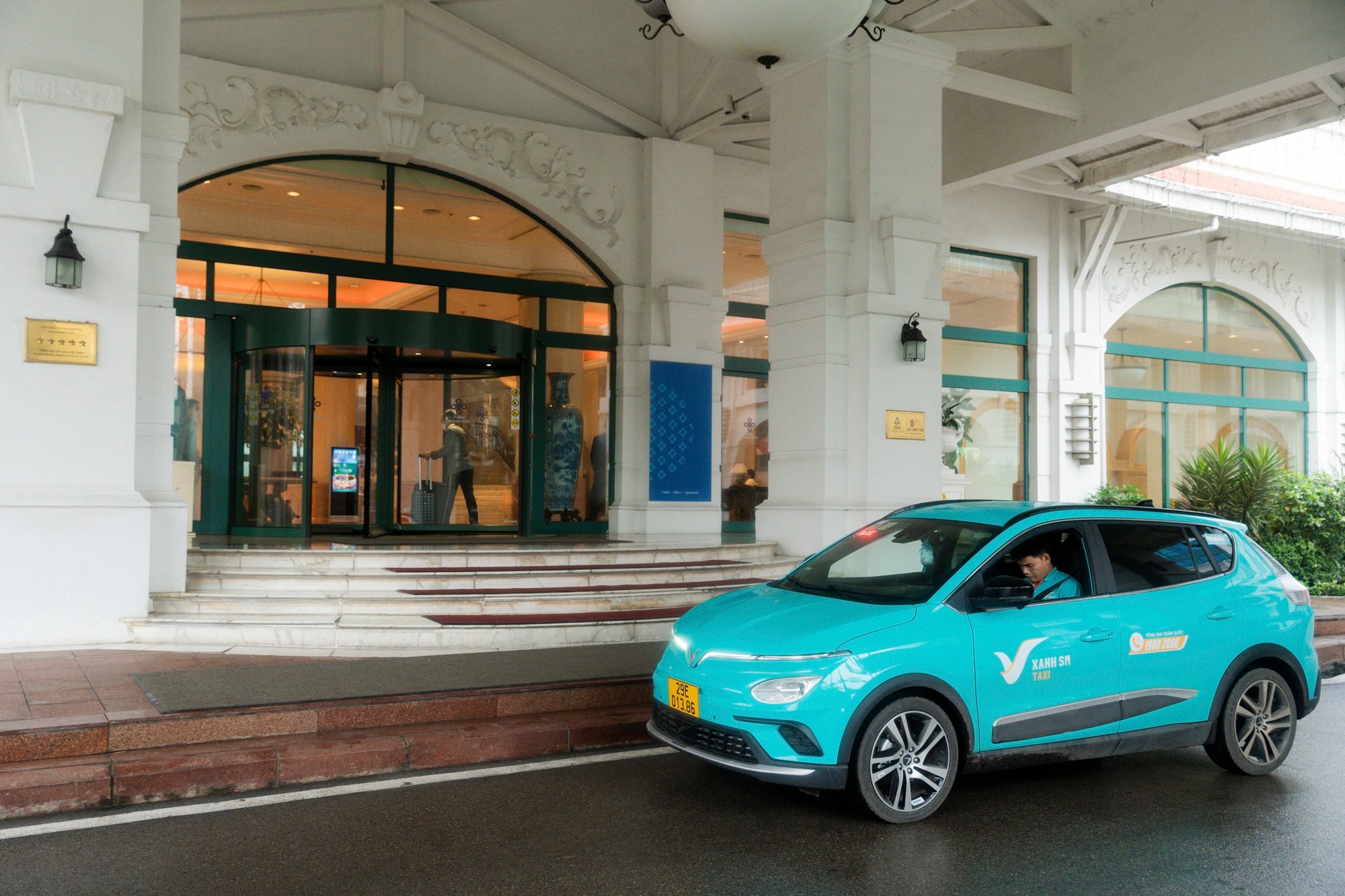 Video: Thực hư tài xế Taxi Xanh SM VinFast kiếm 2 triệu/ngày, chia sẻ số tiền sạc pin rẻ bất ngờ  - Ảnh 1.