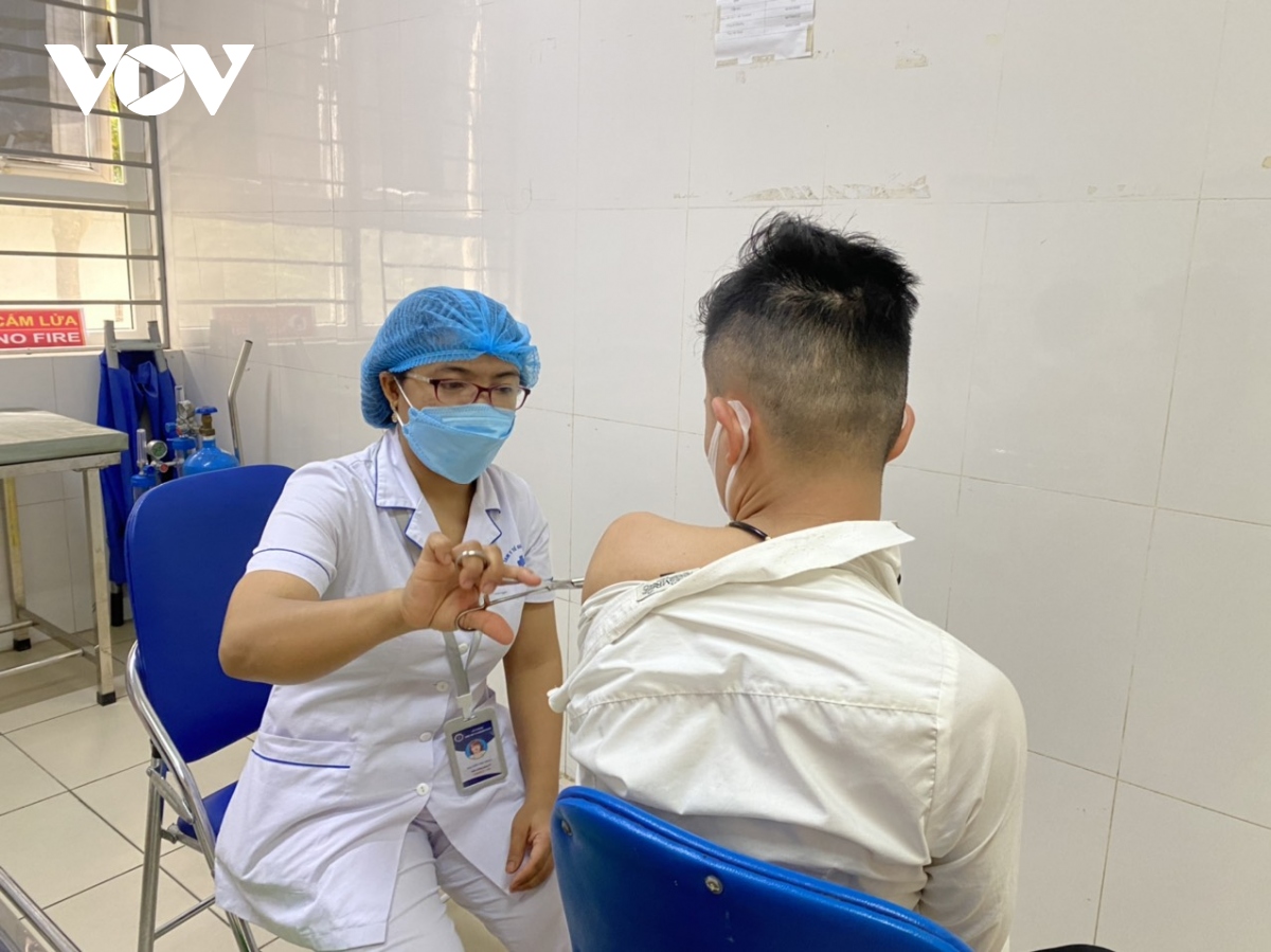 Người Hà Nội gác việc để tiêm vaccine COVID-19 - Ảnh 4.