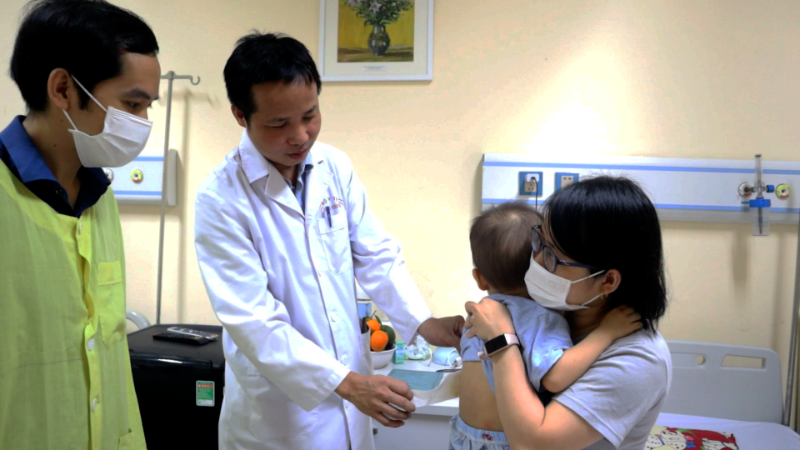 Tán sỏi thận nội soi qua da cho bé 27 tháng tuổi &quot;đi tiểu&quot; màu hồng - Ảnh 2.