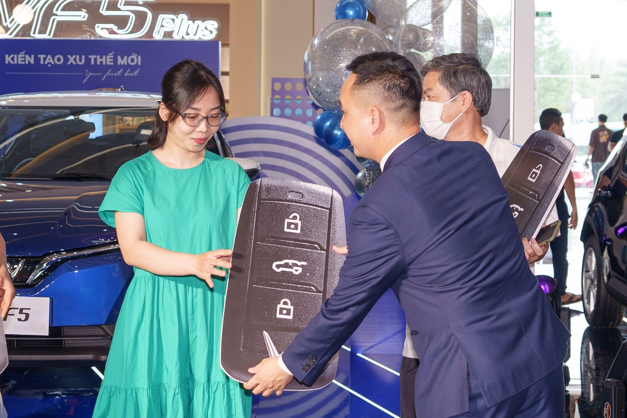 Khách hàng nói lý do chọn VinFast VF5 Plus, có xe xăng vẫn mua xe điện - Ảnh 1.