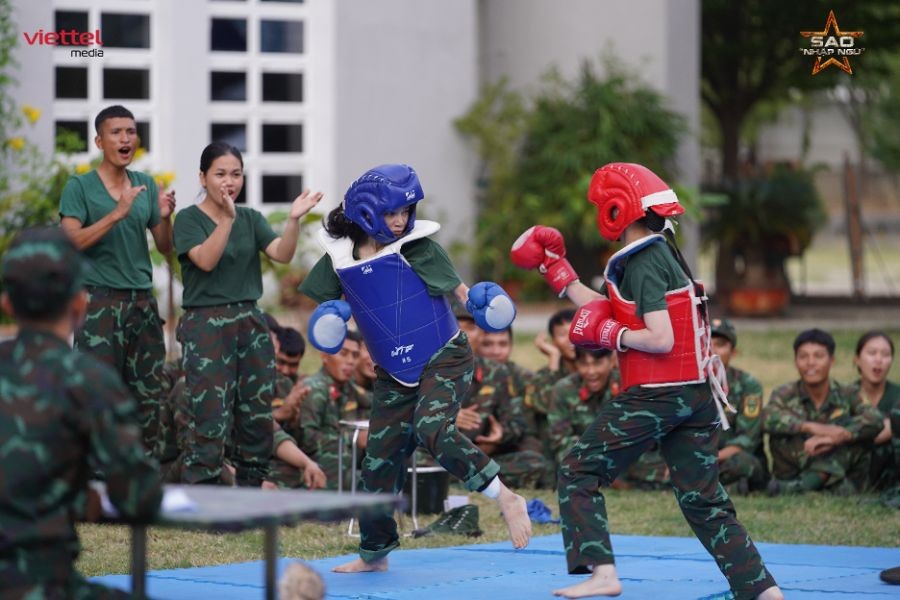 Nhã Phương oà khóc sau khi đấm Mai Âm Nhạc sái quai hàm tại &quot;Sao nhập ngũ&quot; - Ảnh 1.