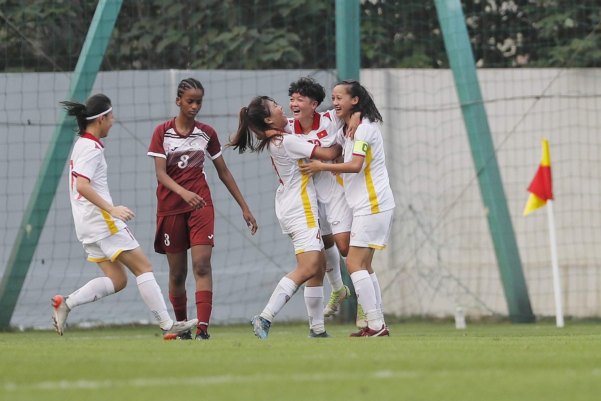 Cầu thủ nữ U17 Palestine dính chấn thương phải đi cấp cứu? - Ảnh 2.