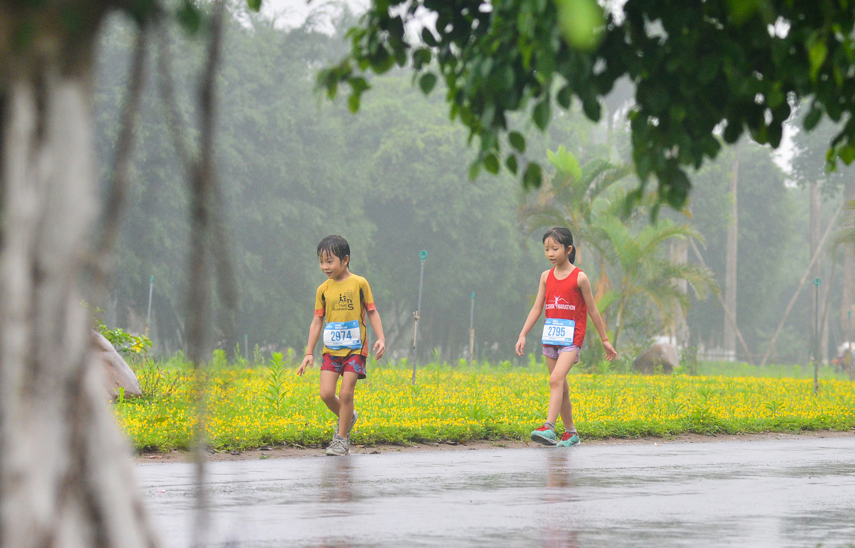 Trải nghiệm độc đáo tại cung đường Ecopark Marathon 2023 - Ảnh 10.