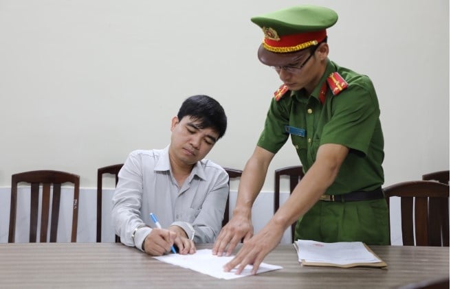 Khởi tố phó trưởng phòng Tàu sông Cục đăng kiểm - Ảnh 1.