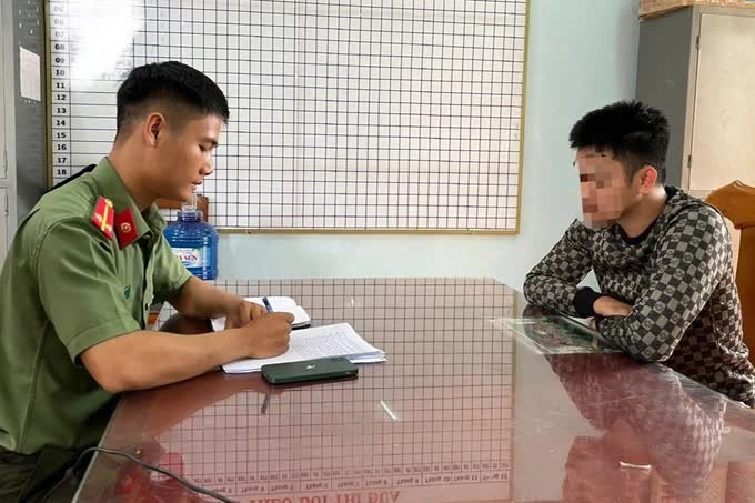 Mượn trang phục công an mặc, lên Facebook dọa &quot;lệch anh cho nhập kho&quot; - Ảnh 1.
