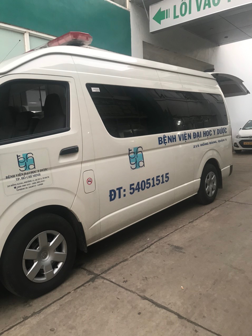 Miễn toàn bộ chi phí điều trị cho nạn nhân bị thương nặng do cây xanh đổ đè - Ảnh 2.