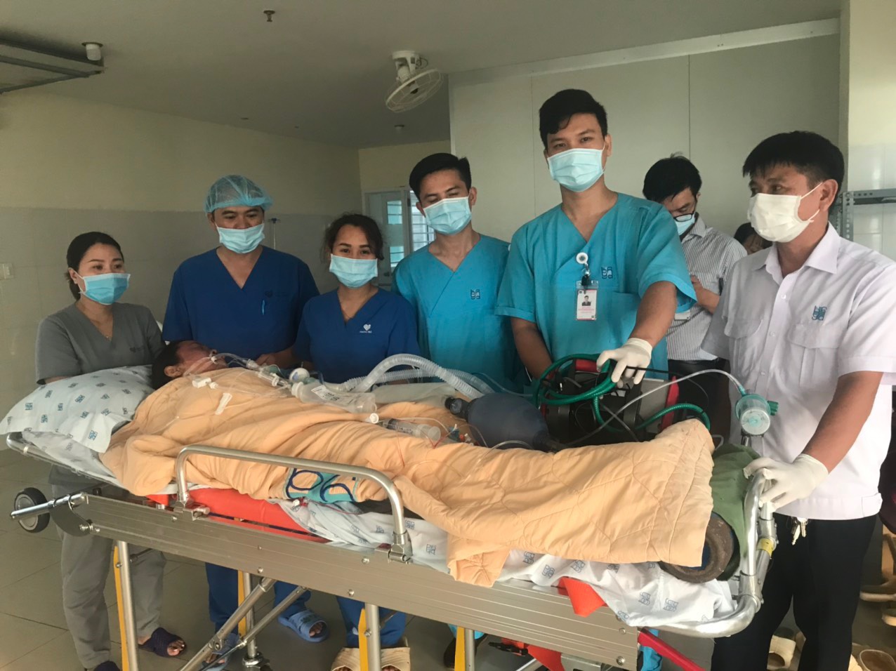 Miễn toàn bộ chi phí điều trị cho nạn nhân bị thương nặng do cây xanh đổ đè - Ảnh 1.
