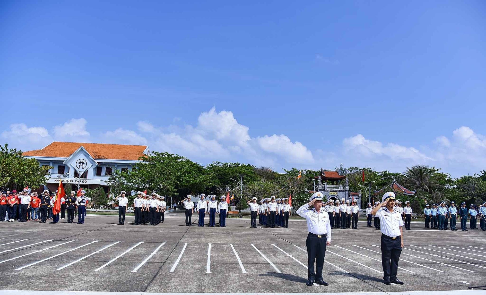 Kiều bào từ 22 nước thăm huyện đảo Trường Sa và Nhà giàn DK1 - Ảnh 2.