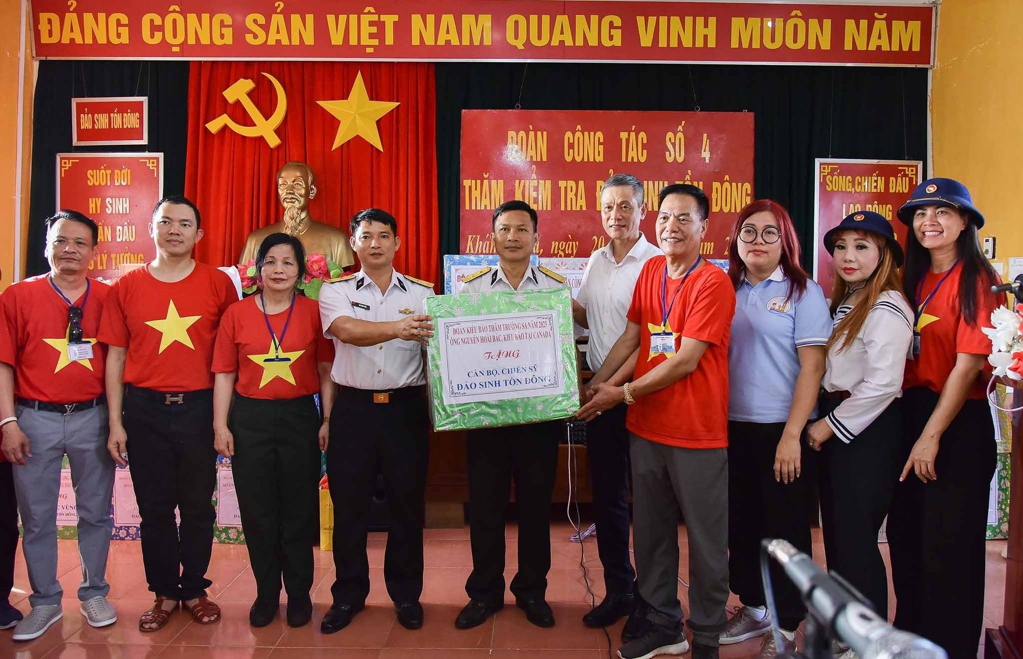 Kiều bào từ 22 nước thăm huyện đảo Trường Sa và Nhà giàn DK1 - Ảnh 4.