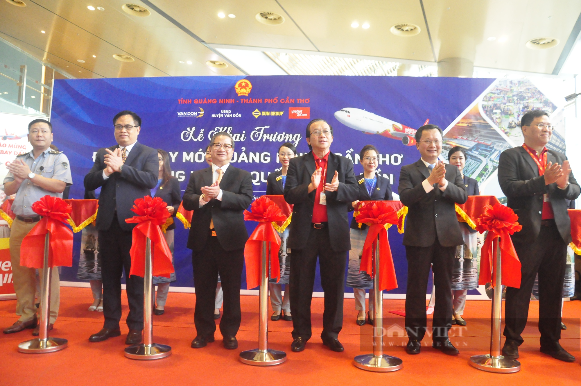 Quảng Ninh phun vòi rồng đón chuyến bay đến từ Cần Thơ - Ảnh 3.