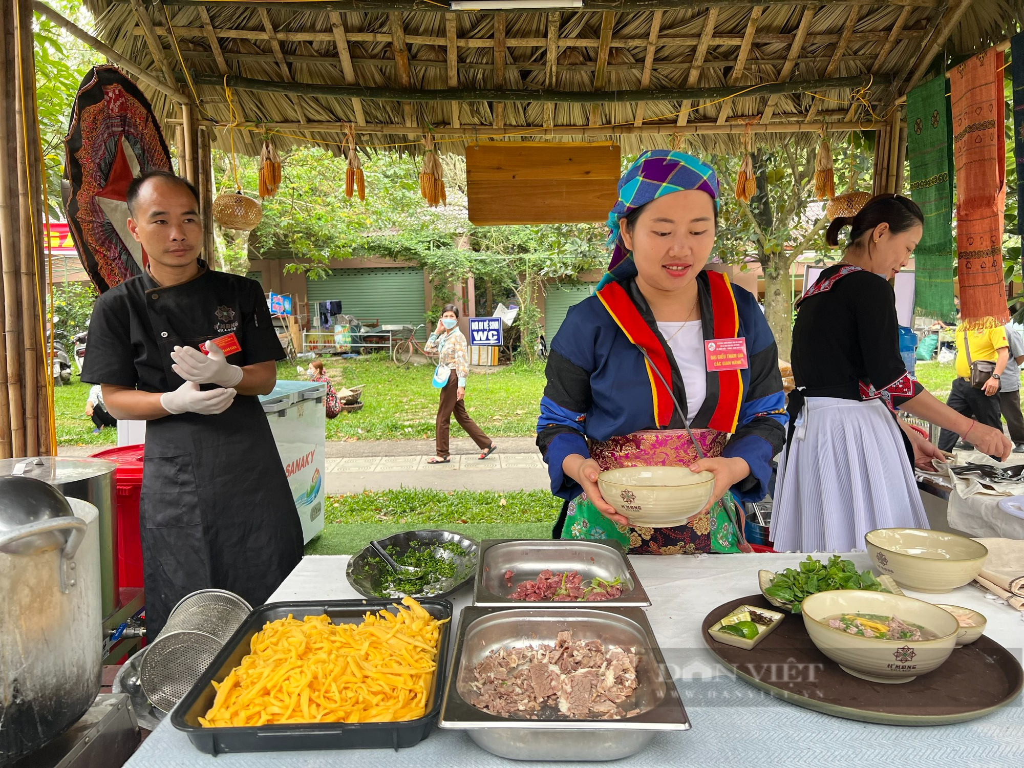 Trẩy hội Đền Hùng, xem siêu đầu bếp chế biến món ngon ẩm thực ba miền - Ảnh 2.