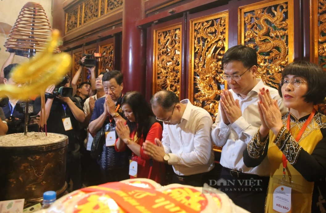 Hướng về nguồn cội, đoàn kiều bào về dâng hương tri ân các Vua Hùng - Ảnh 4.