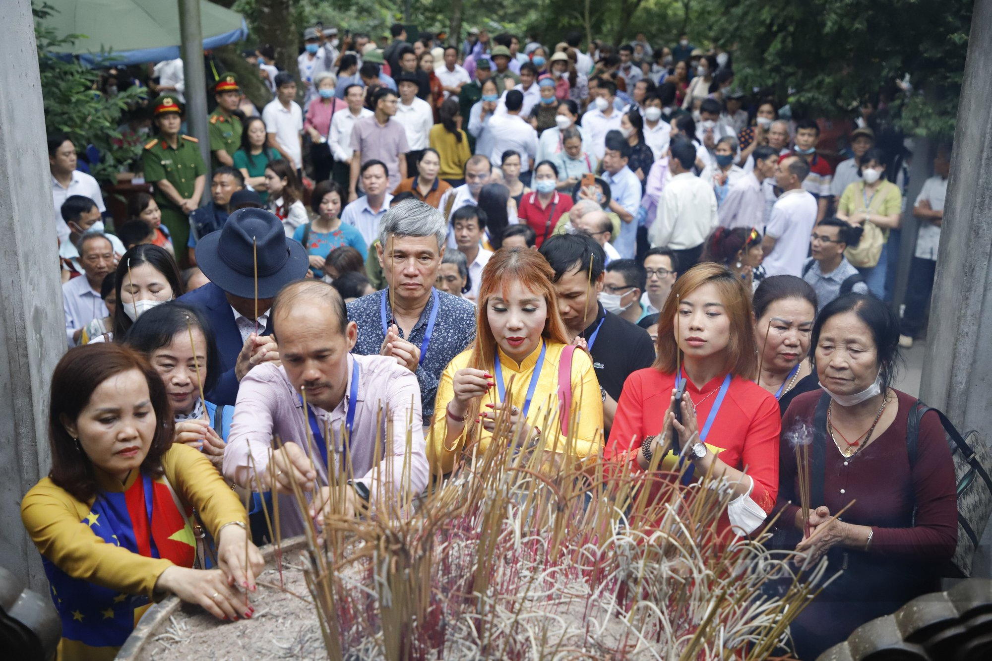 Hướng về nguồn cội, đoàn kiều bào về dâng hương tri ân các Vua Hùng - Ảnh 5.