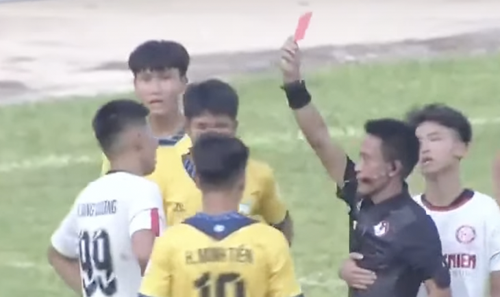 Clip: Tát cầu thủ HAGL, tiền đạo U19 Viettel bị truất quyền thi đấu - Ảnh 1.
