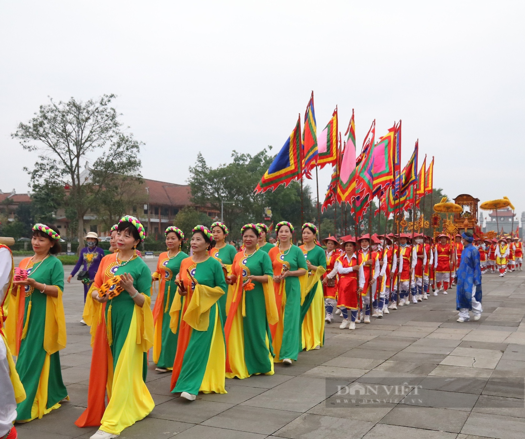Hơn 1000 nghìn người trang phục lộng lẫy, bạt ngàn cờ, hoa, rước kiệu về Đền Hùng - Ảnh 11.