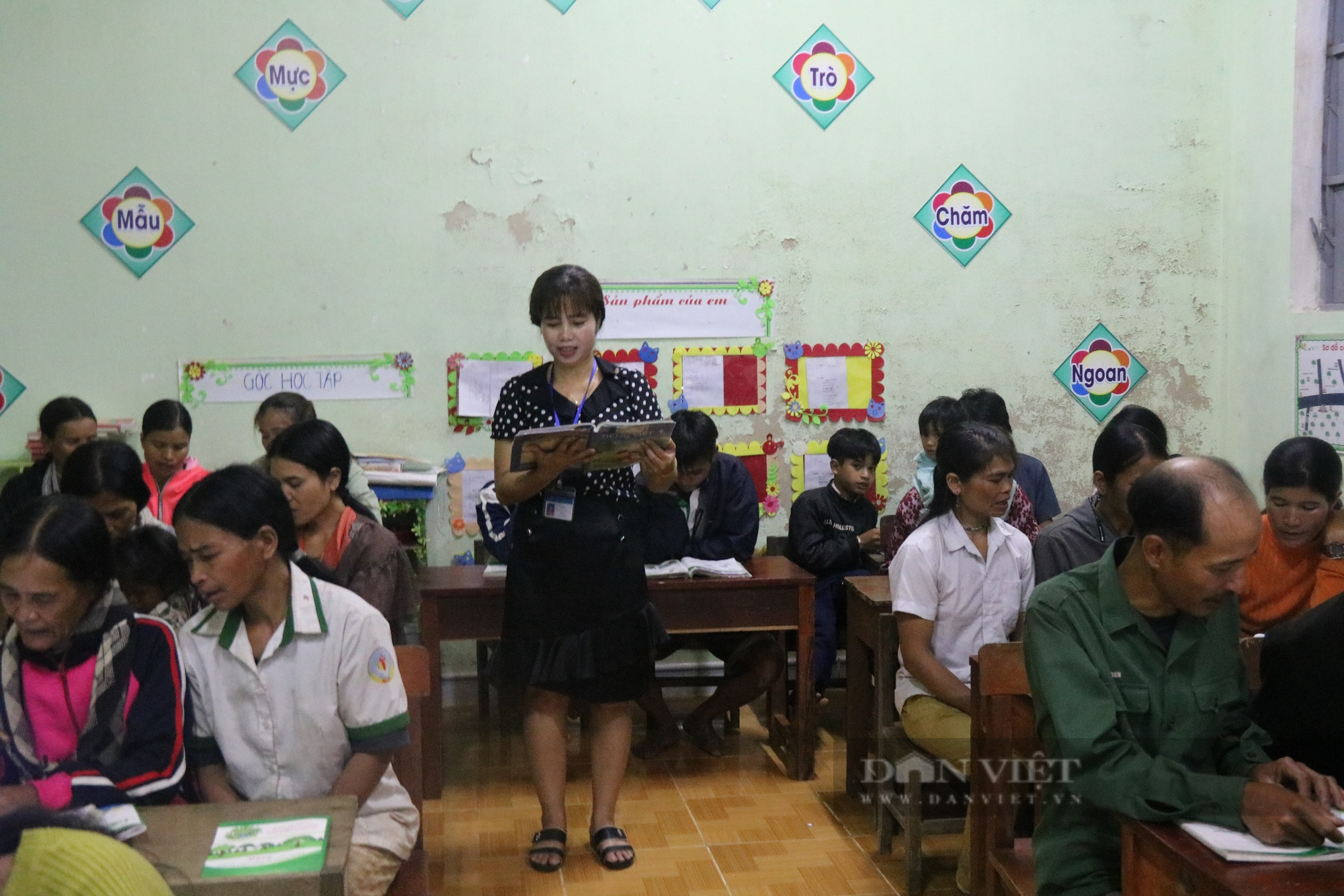 Lớp học “đặc biệt” của bà con vùng cao ở Kon Tum - Ảnh 2.