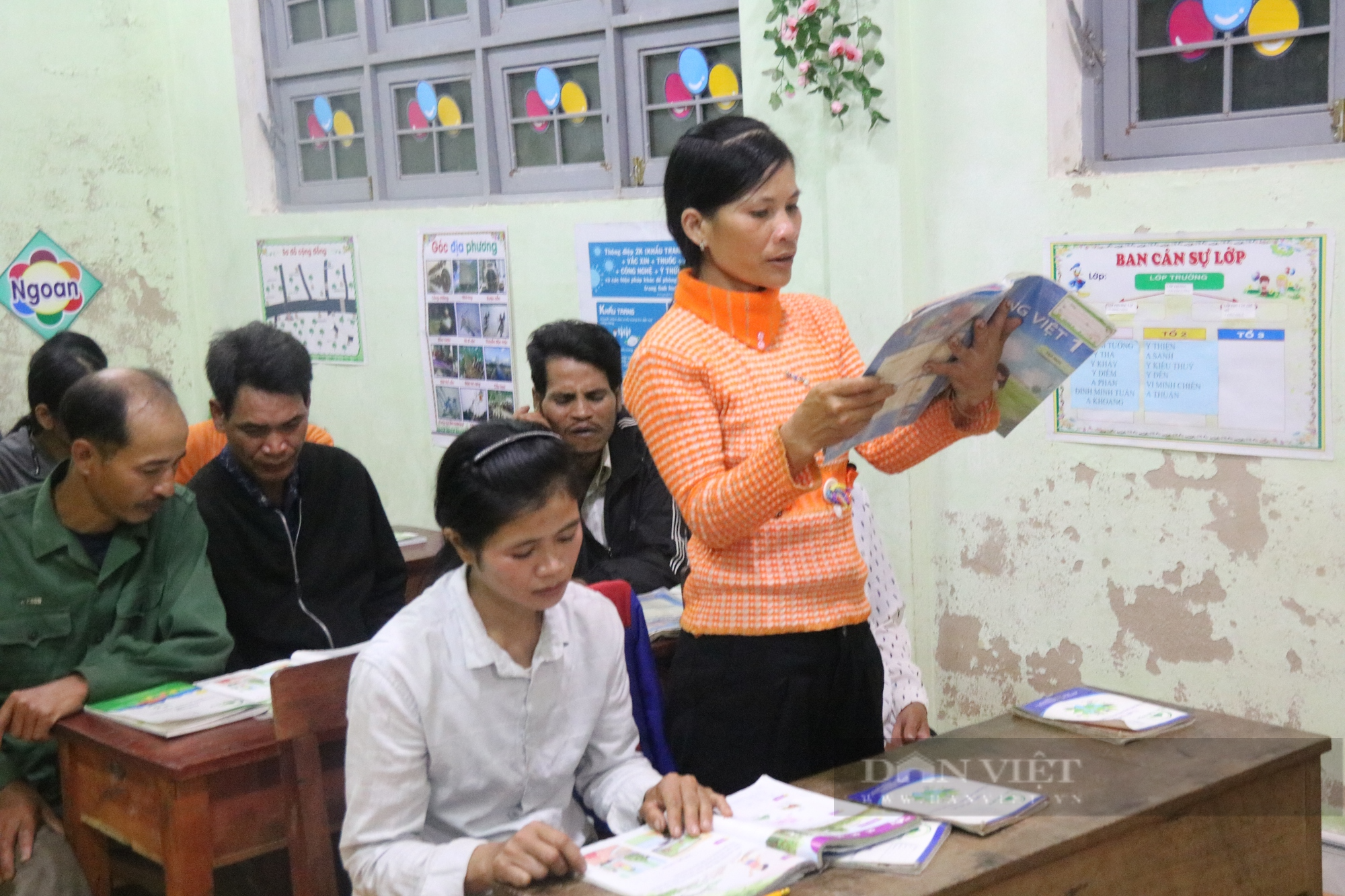 Lớp học “đặc biệt” của bà con vùng cao ở Kon Tum - Ảnh 4.