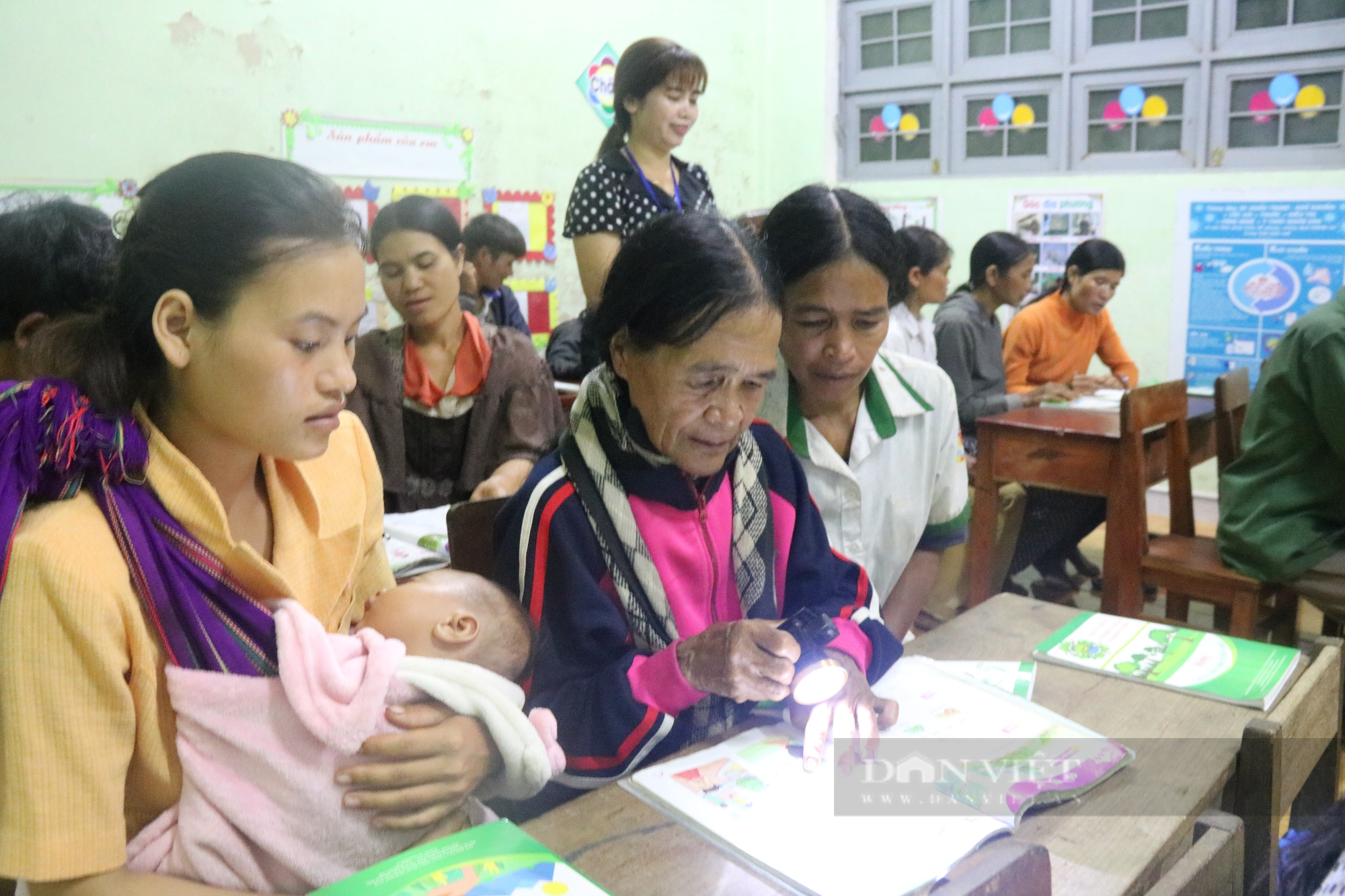 Lớp học “đặc biệt” của bà con vùng cao ở Kon Tum - Ảnh 5.