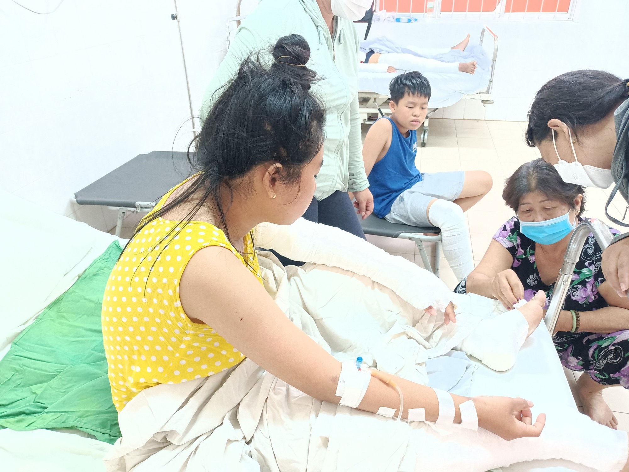 Nha Trang: Mẹ kế dùng xăng đốt khiến 2 con riêng của chồng bị bỏng - Ảnh 1.