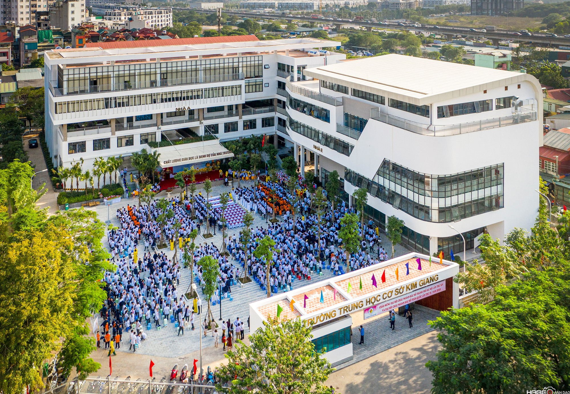 Thêm trường bị tố &quot;ép&quot; không cho học sinh thi vào lớp 10 công lập: Nhà trường và Sở GDDT Hà Nội nói gì? - Ảnh 1.