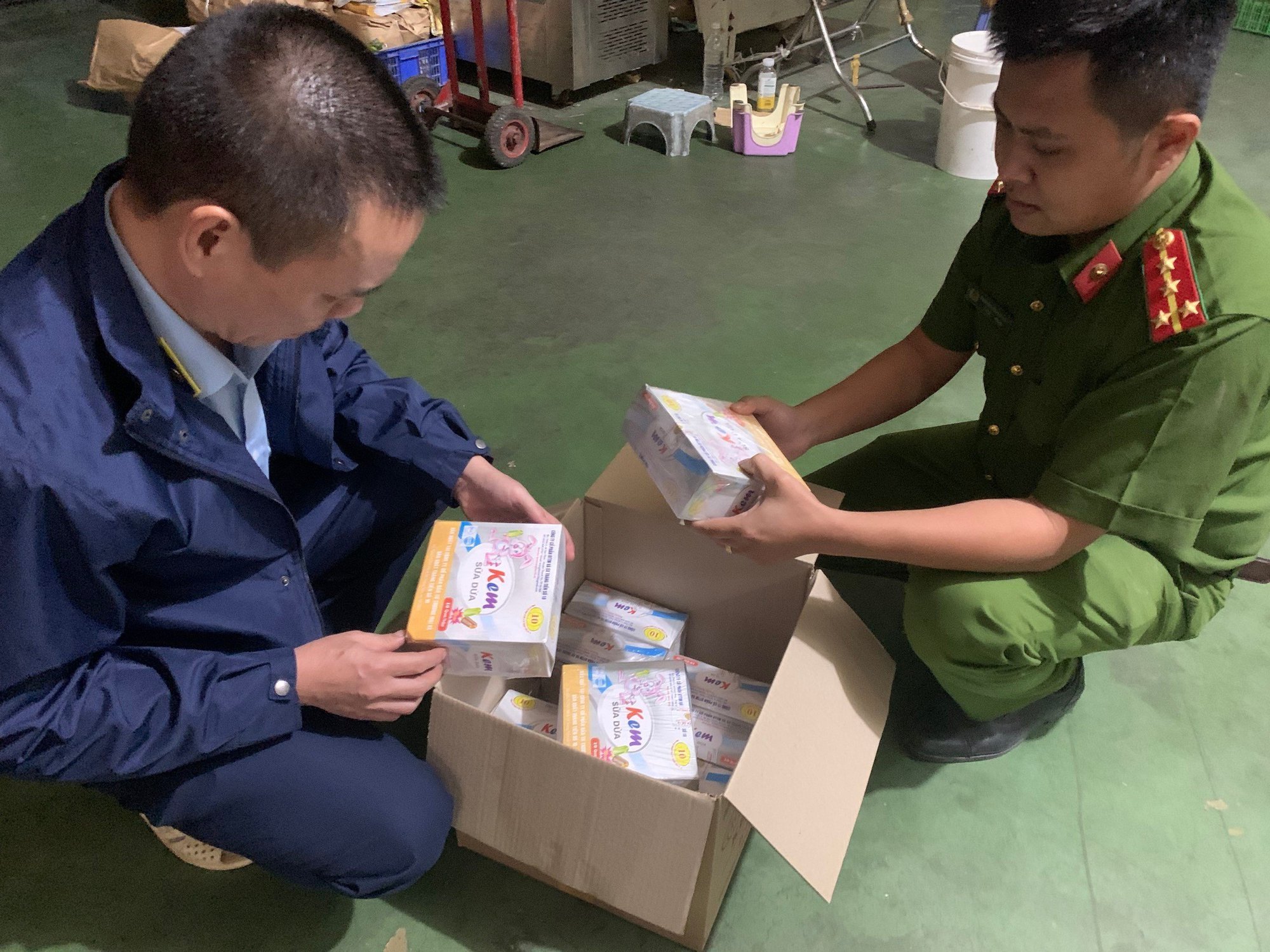 Cán bộ Quản lý thị trường &quot;Giải oan&quot; cho thương hiệu Kem Tràng Tiền - Ảnh 1.