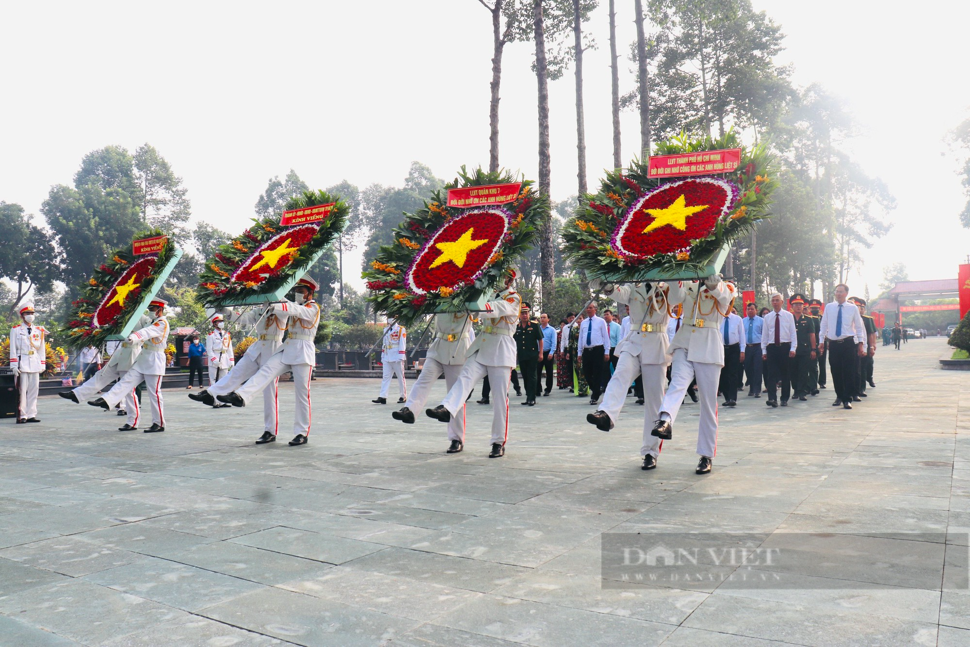 Lãnh đạo TP.HCM dâng hương tại nhiều điểm trước thềm lễ 30/4 - Ảnh 1.