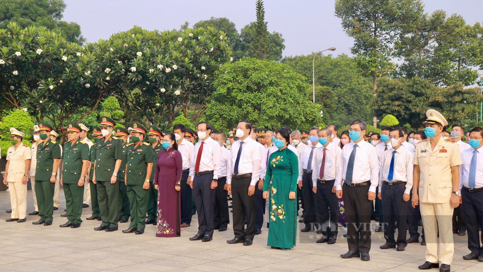 Lãnh đạo TP.HCM dâng hương tại nhiều điểm trước thềm lễ 30/4 - Ảnh 2.