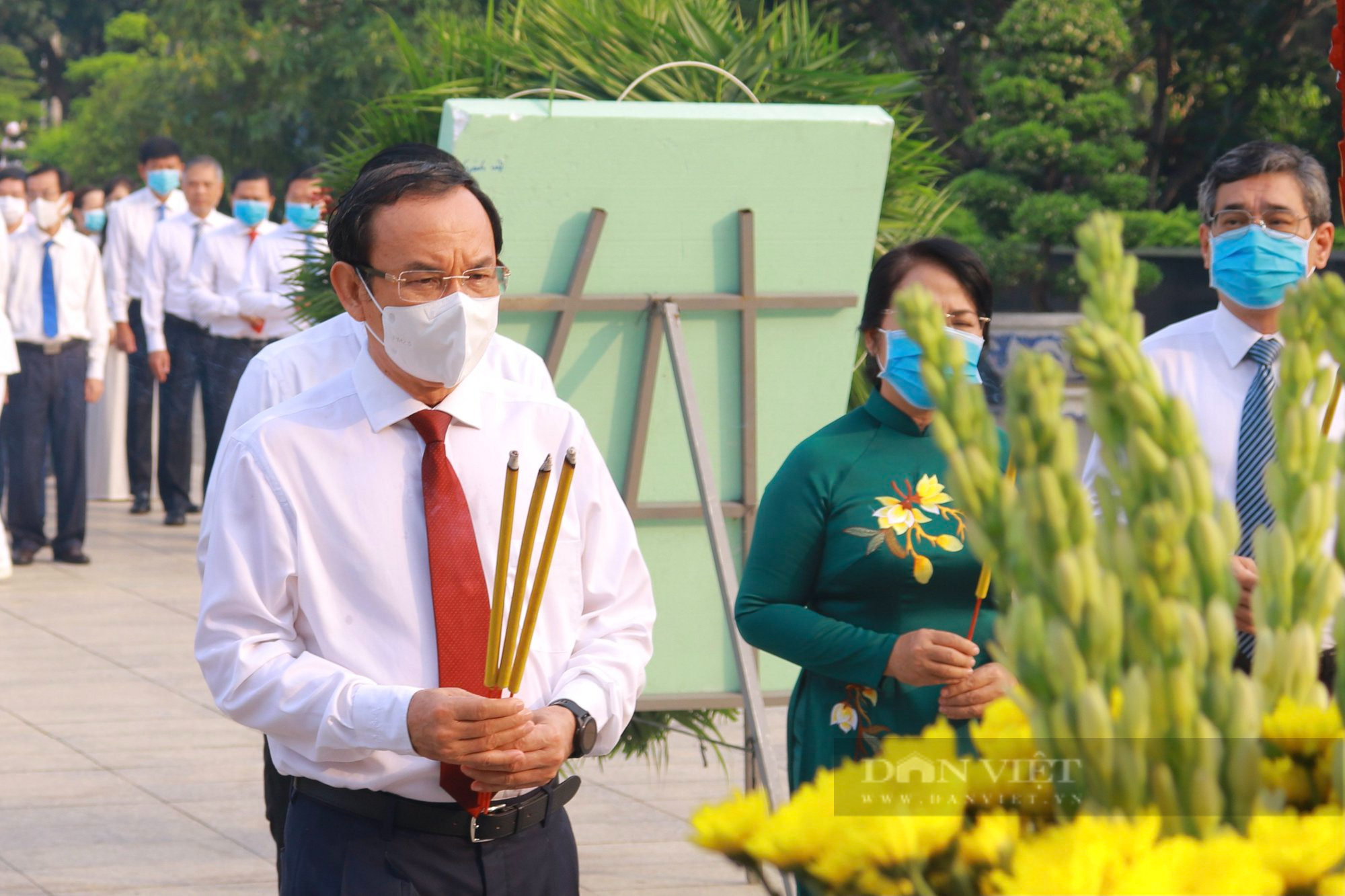 Lãnh đạo TP.HCM dâng hương tại nhiều điểm trước thềm lễ 30/4 - Ảnh 3.