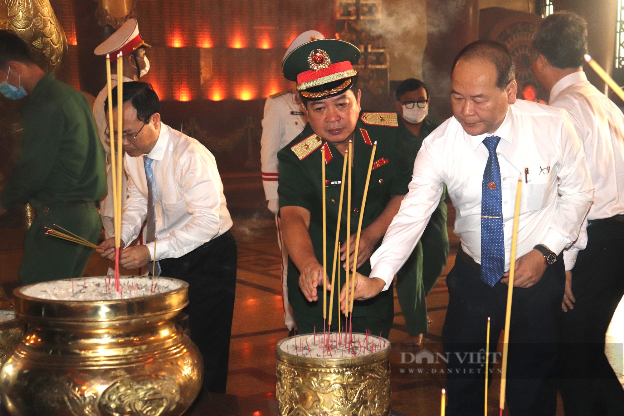 Lãnh đạo TP.HCM dâng hương tại nhiều điểm trước thềm lễ 30/4 - Ảnh 7.