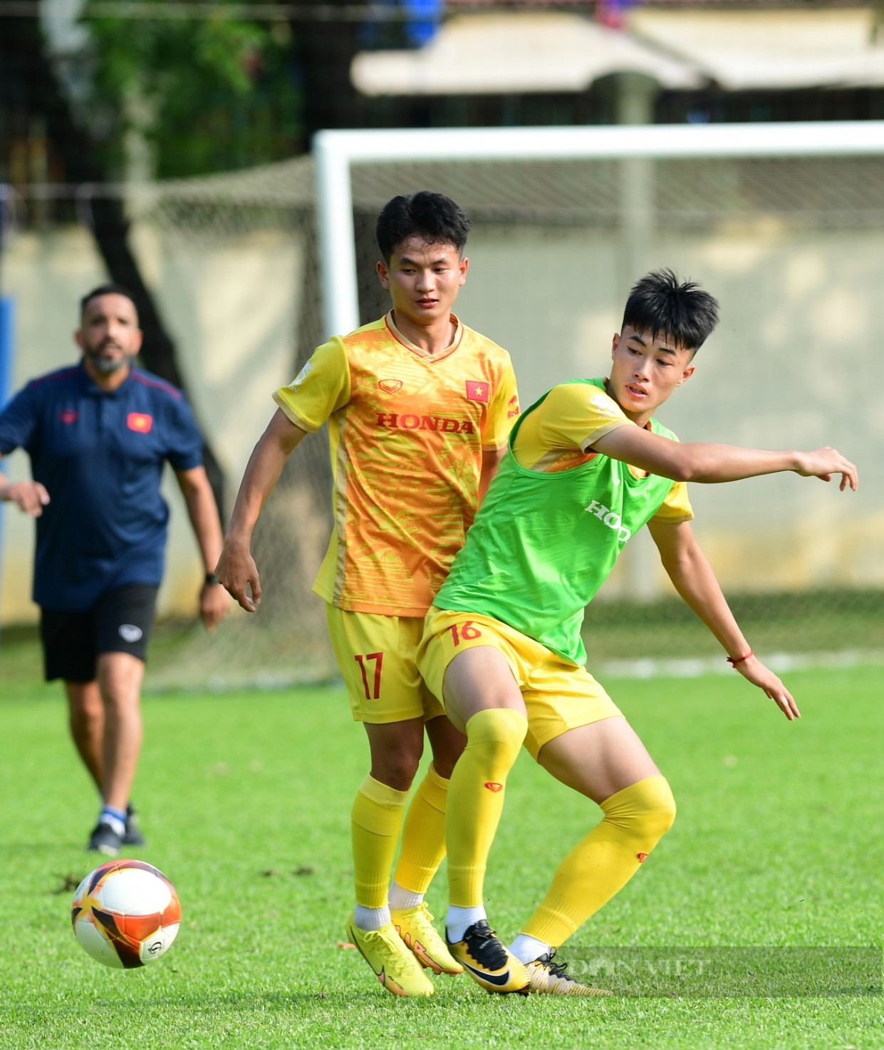 Các cầu thủ U22 Việt Nam phải dội nước để làm mát trong buổi tập - Ảnh 1.