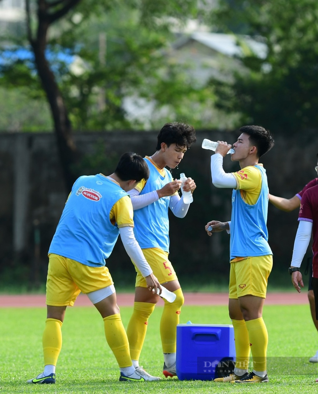 Các cầu thủ U22 Việt Nam phải dội nước để làm mát trong buổi tập - Ảnh 7.