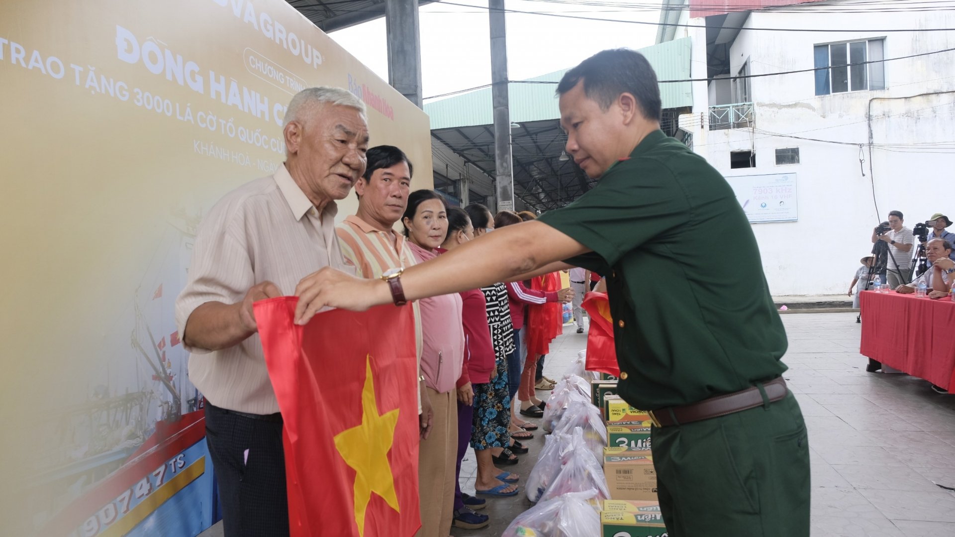 Tặng 3.000 lá cờ cho ngư dân Khánh Hòa - Ảnh 1. Tặng 3.000 lá cờ cho ngư dân Khánh Hòa - Ảnh 1.