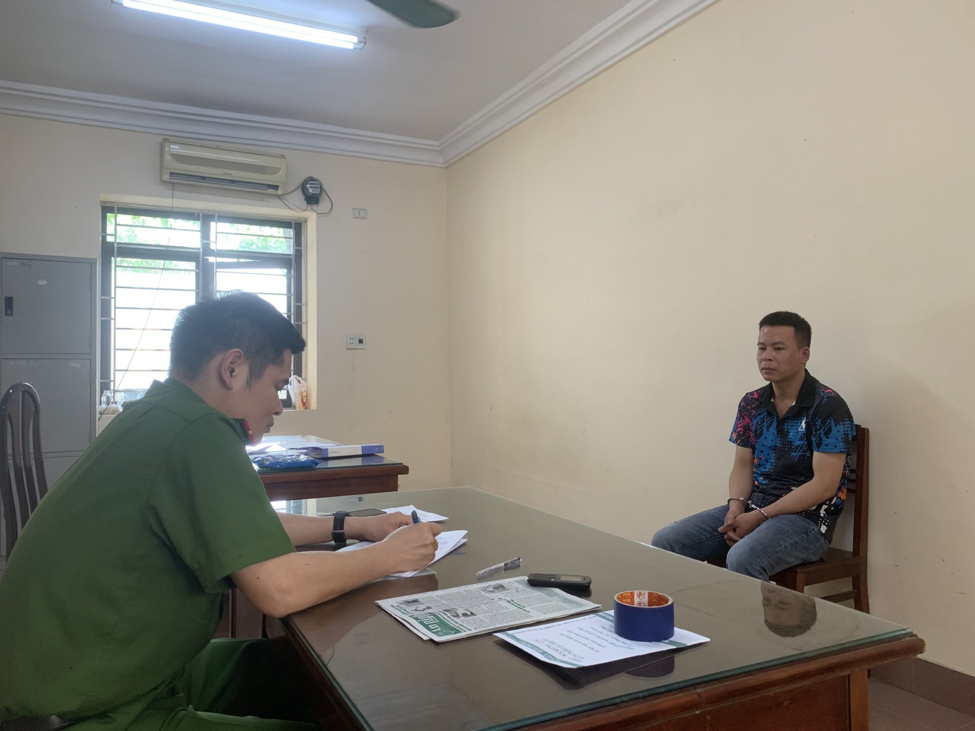 Thái Nguyên: Chém đứt lìa bàn tay vợ cũ rồi ra tự thú - Ảnh 2.