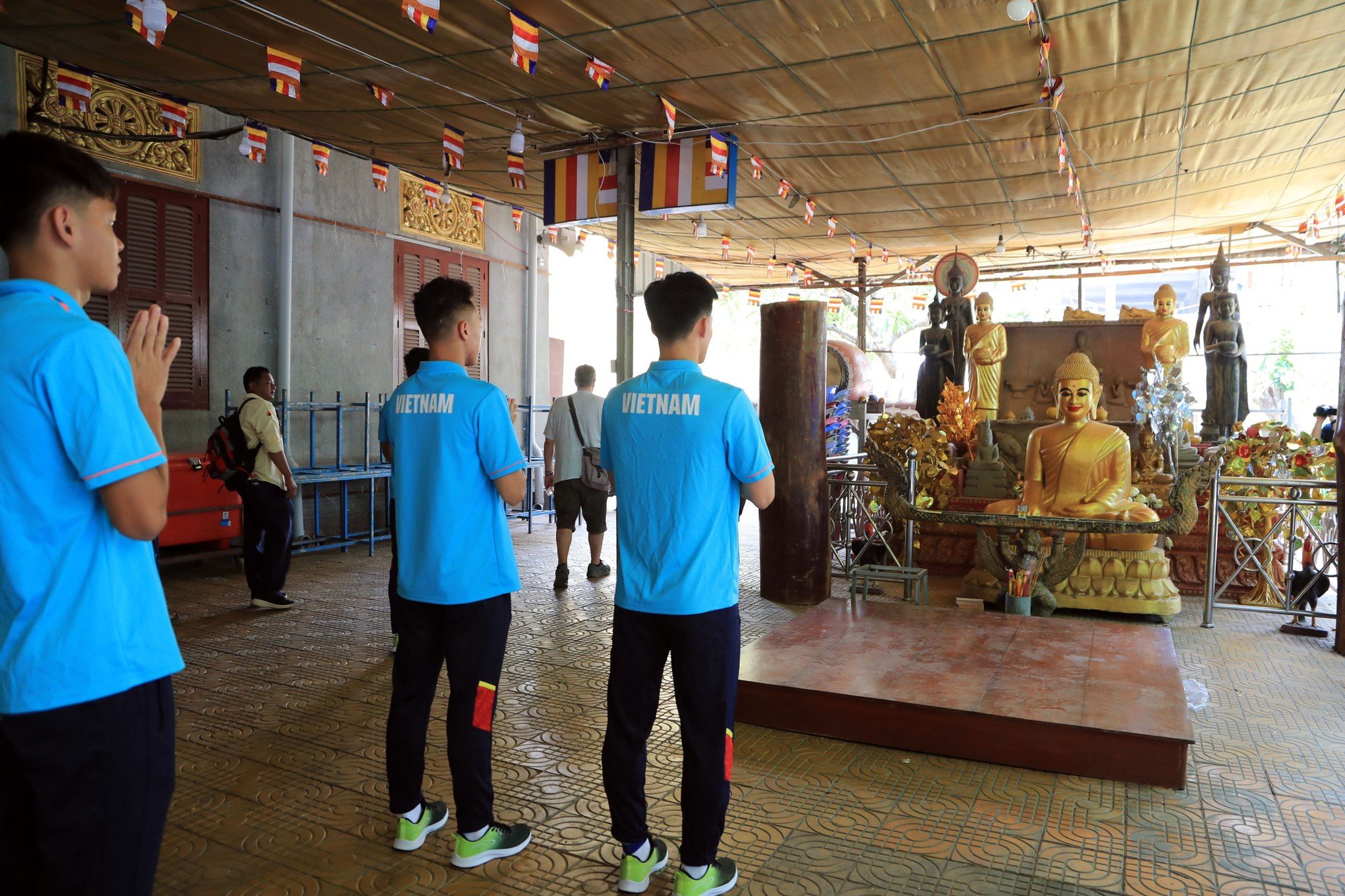 U22 Việt Nam thành tâm cầu nguyện trước trận đấu vs U22 Lào - Ảnh 3.