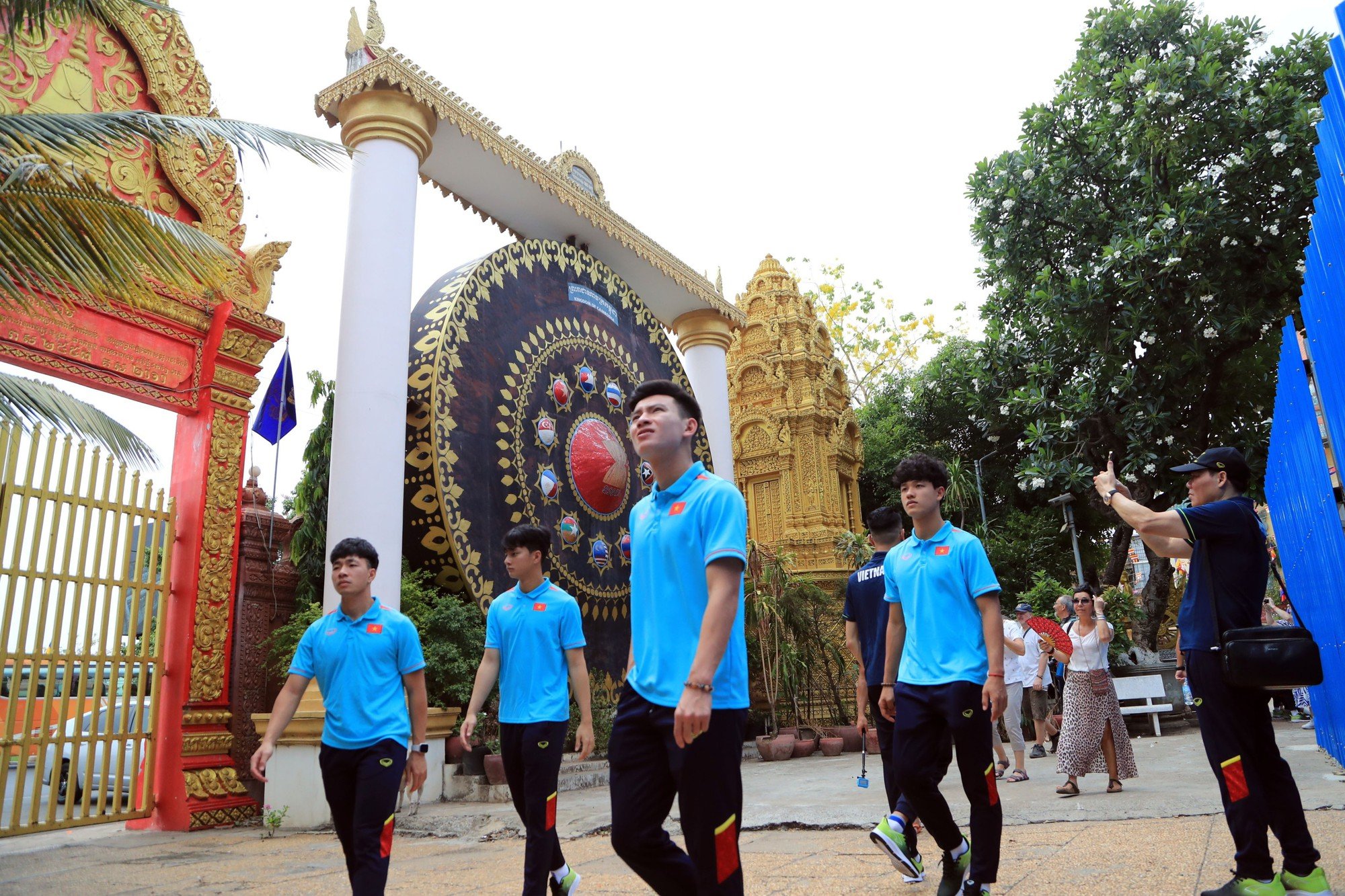 U22 Việt Nam thành tâm cầu nguyện trước trận đấu vs U22 Lào - Ảnh 2.