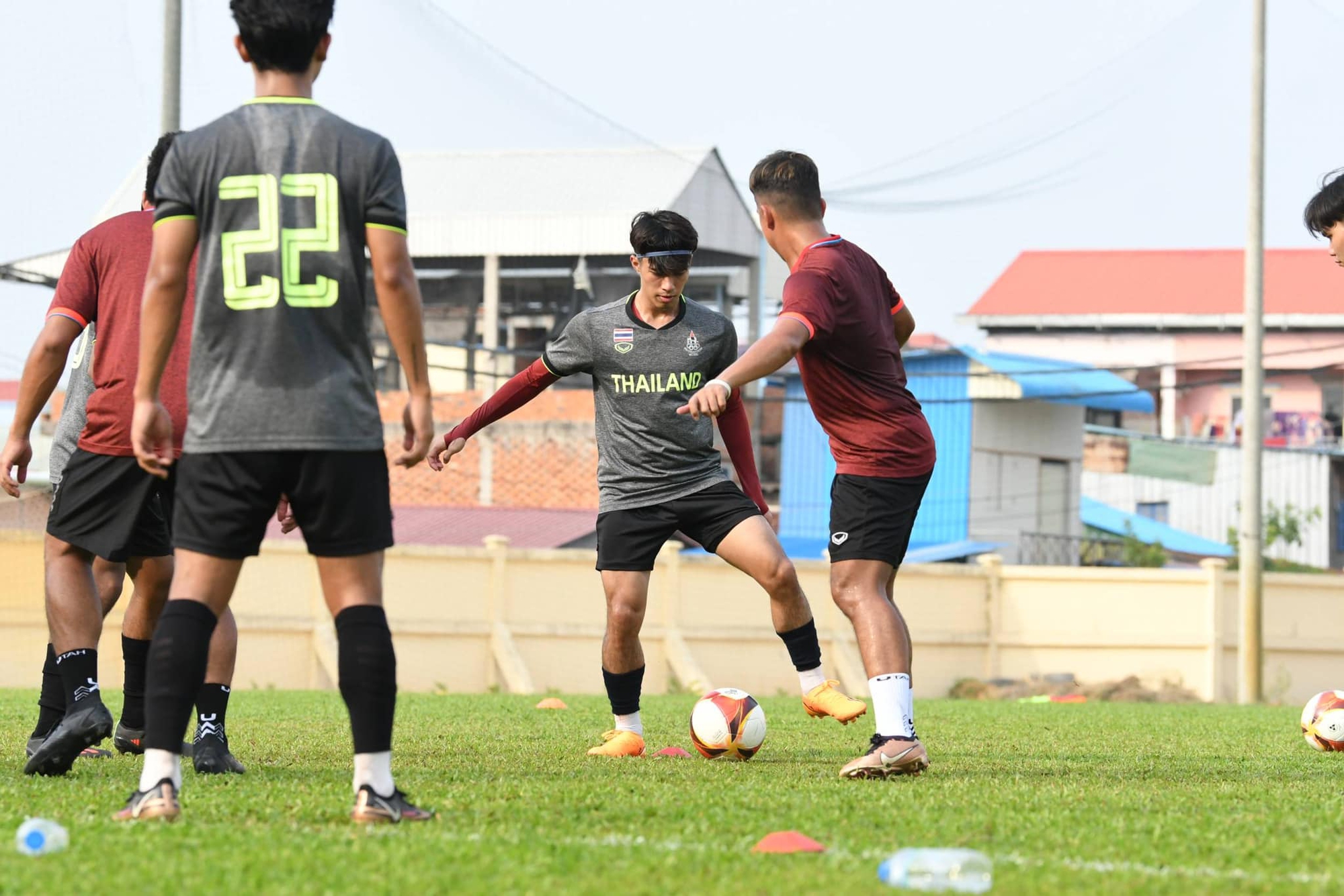 Vì sao U22 Thái Lan nằng nặc đòi đổi sân tập tại Campuchia? - Ảnh 1.