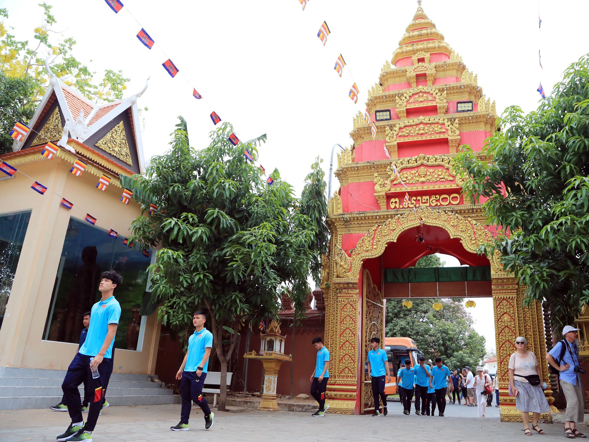 U22 Việt Nam thành tâm cầu nguyện trước trận đấu vs U22 Lào - Ảnh 1.