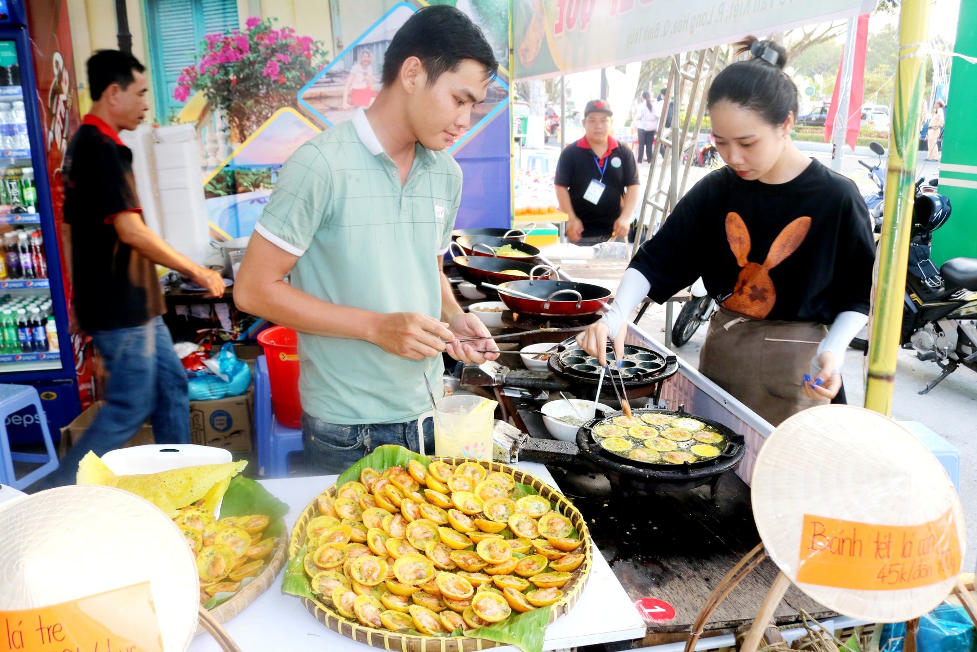 Du khách thích thú với hàng trăm loại bánh tại Lễ hội Bánh dân gian Nam bộ tại Cần Thơ - Ảnh 2.