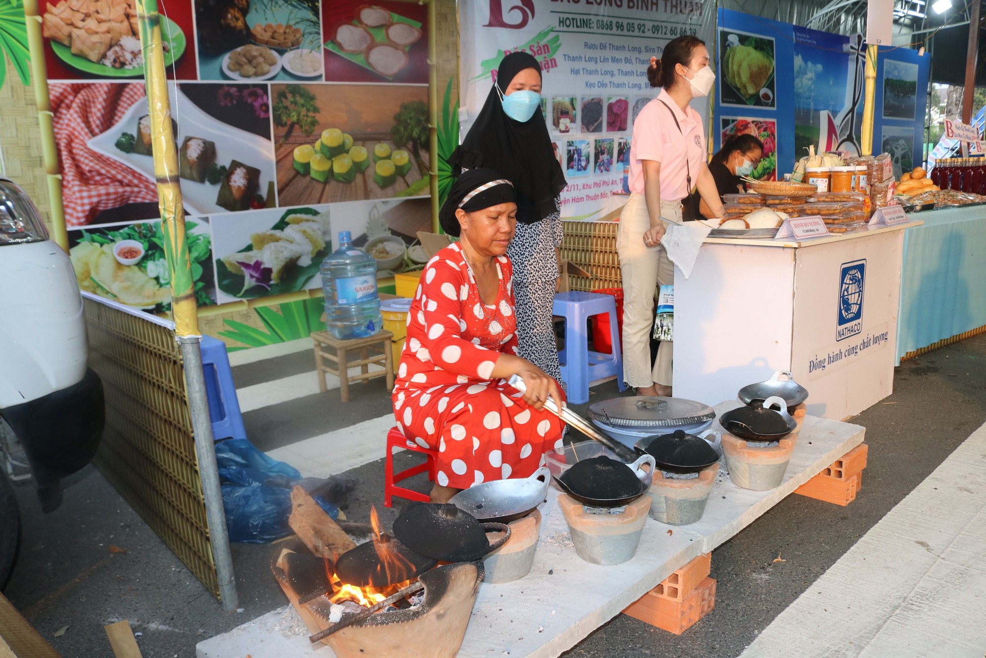 Du khách thích thú với hàng trăm loại bánh tại Lễ hội Bánh dân gian Nam bộ tại Cần Thơ - Ảnh 3.