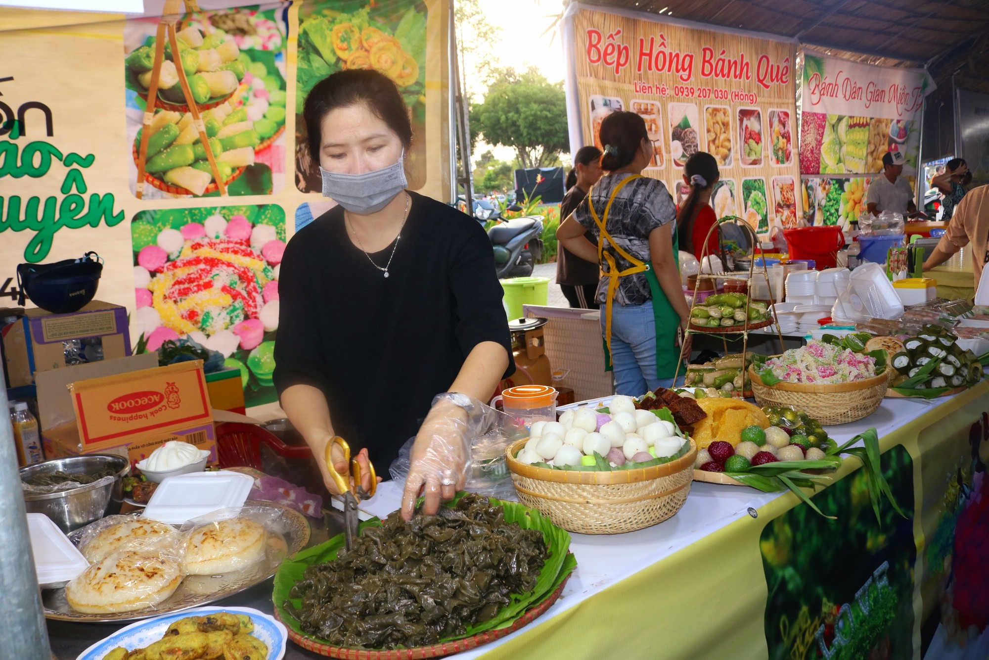 Du khách thích thú với hàng trăm loại bánh tại Lễ hội Bánh dân gian Nam bộ tại Cần Thơ - Ảnh 8.