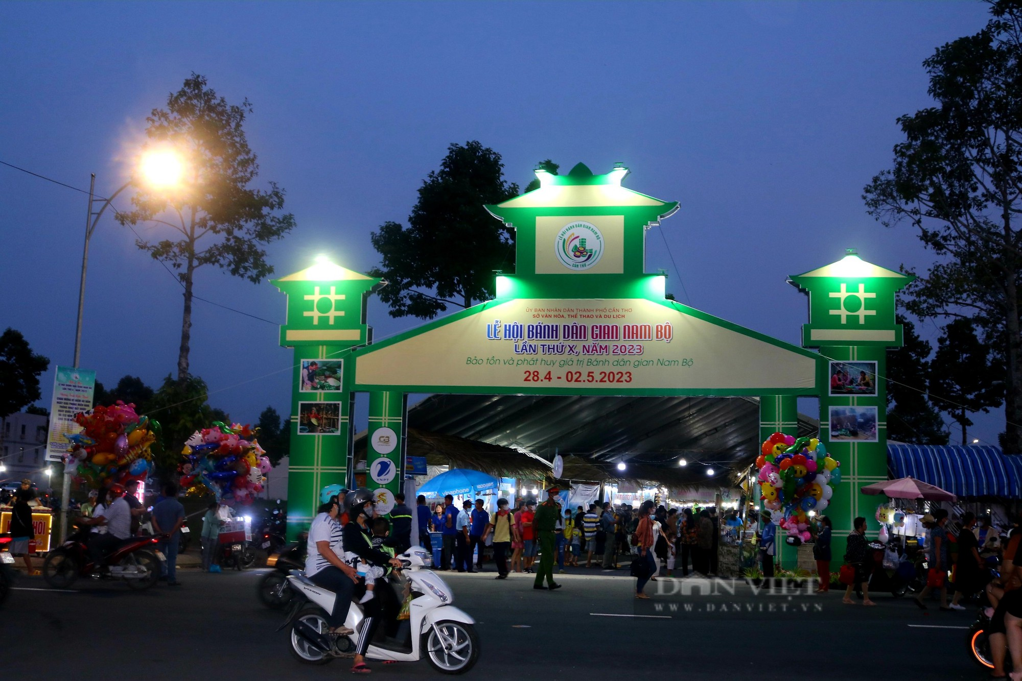 Du khách thích thú với hàng trăm loại bánh tại Lễ hội Bánh dân gian Nam bộ tại Cần Thơ - Ảnh 1.