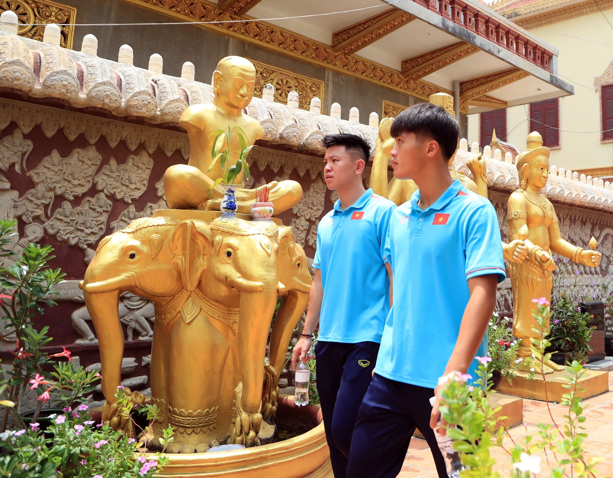 U22 Việt Nam thành tâm cầu nguyện trước trận đấu vs U22 Lào - Ảnh 6.