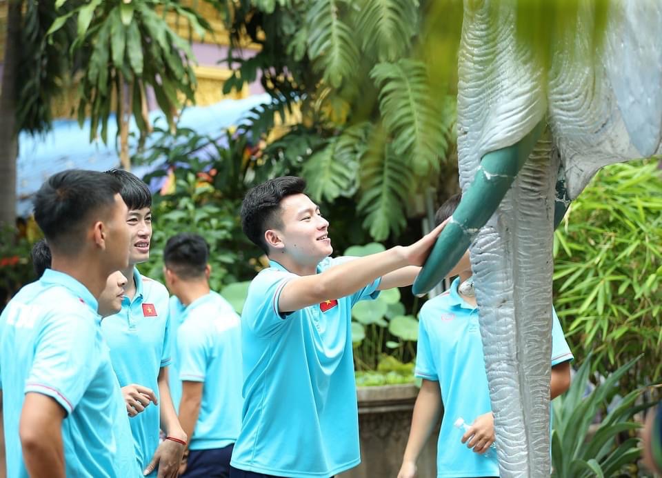 U22 Việt Nam thành tâm cầu nguyện trước trận đấu vs U22 Lào - Ảnh 5.