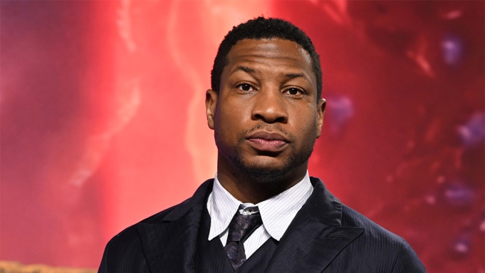 Jonathan Majors được tòa án bảo vệ sua cáo buộc bạo hành bạn gái - Ảnh 1.