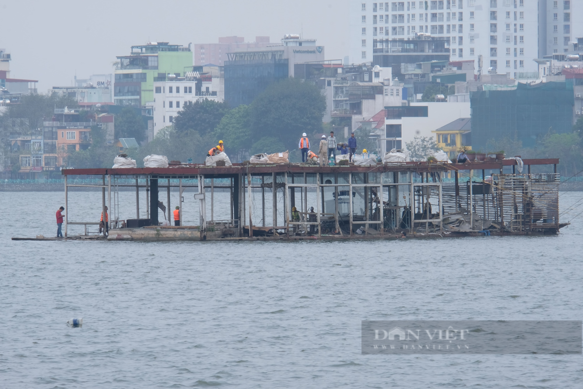 Hà Nội: Cưỡng chế, di dời những du thuyền còn lại khỏi hồ Tây - Ảnh 1.