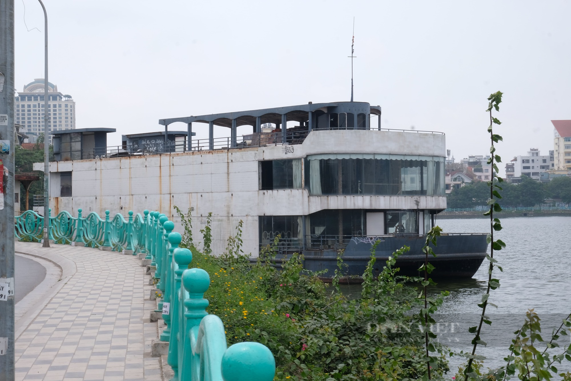 Hà Nội: Cưỡng chế, di dời những du thuyền còn lại khỏi hồ Tây - Ảnh 3.