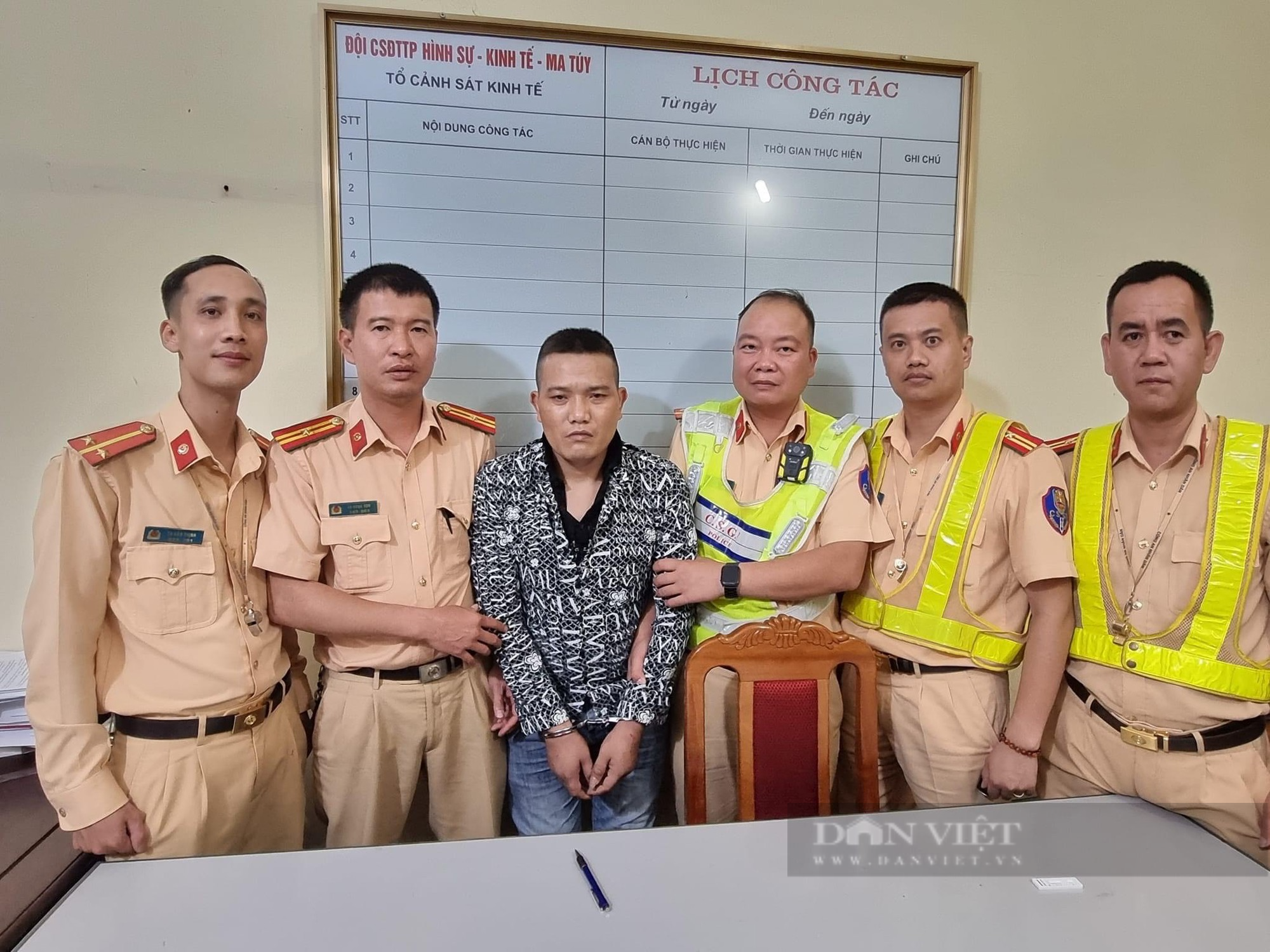 Tông thẳng vào CSGT hòng thoát thân khi &quot;ôm&quot; ma túy đi bán kiếm lời - Ảnh 1.